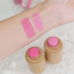 má hồng kem nhẹ, dễ tán, mang lại lớp màu tự nhiên và có thể xây dựng độ đậm nhạt theo ý muốn.