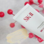 Atmosphere CC Cream có chất kem màu vàng nhạt, hơi sánh nhẹ như kem nền dạng lỏng