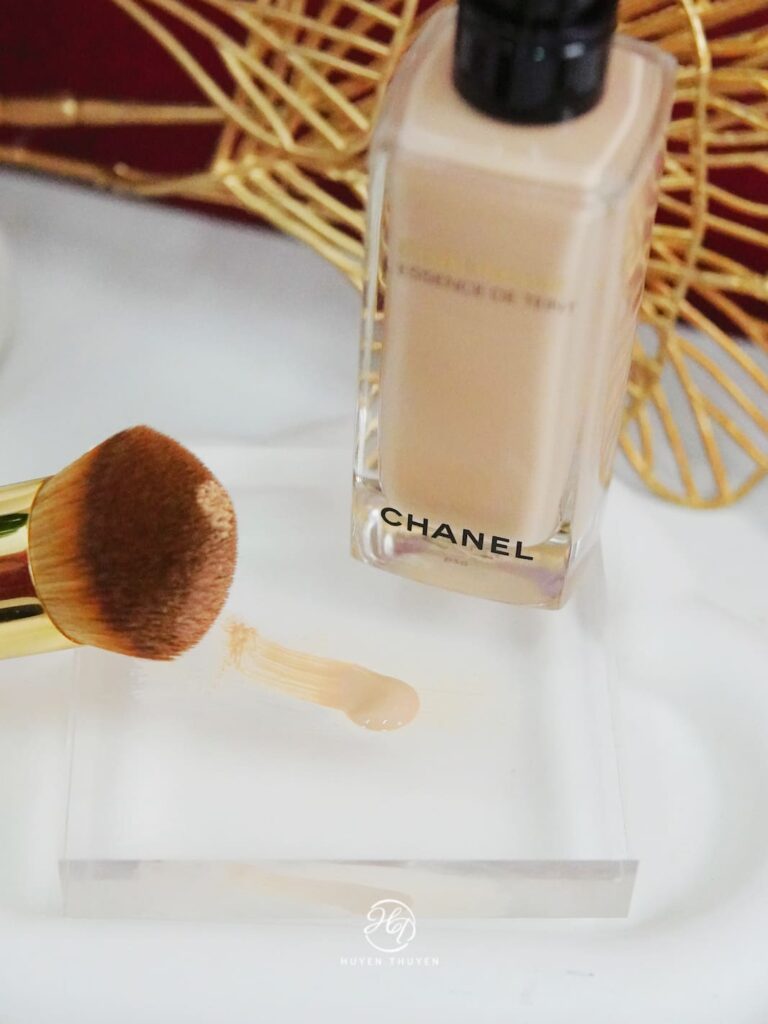 cọ tán nền Chanel đi kèm với kem nền Sublimage L'Essence de Teint