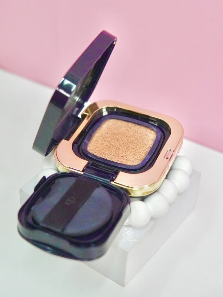 cushion Cle de Peau Beaute Radiant Cushion Foundation mỏng nhẹ tự nhiên