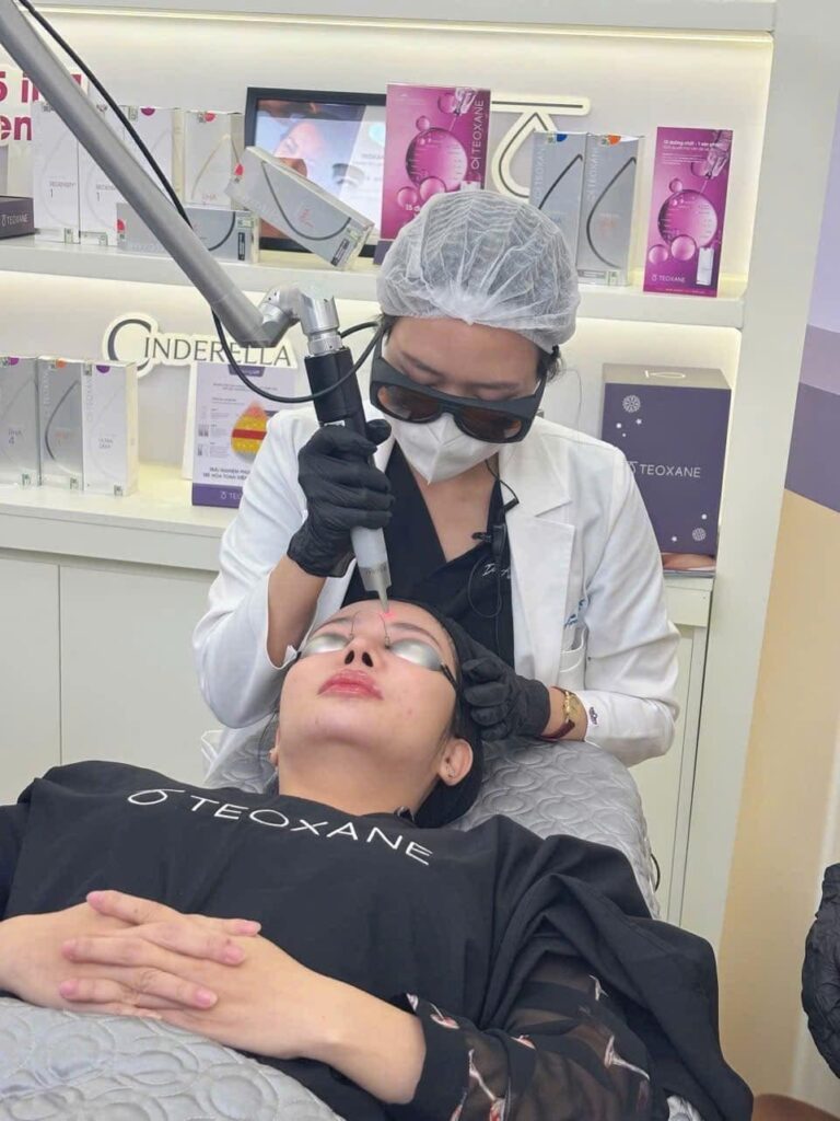 bắn laser bằng dòng máy PicoSure pro trước khi tiêm Skin Glow