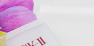 Kem chống nắng nâng tone Atmosphere CC Cream từ SK-II nổi bật với hiệu ứng căng bóng tự nhiên, độ che phủ tốt và cảm giác nhẹ mặt khi sử dụng