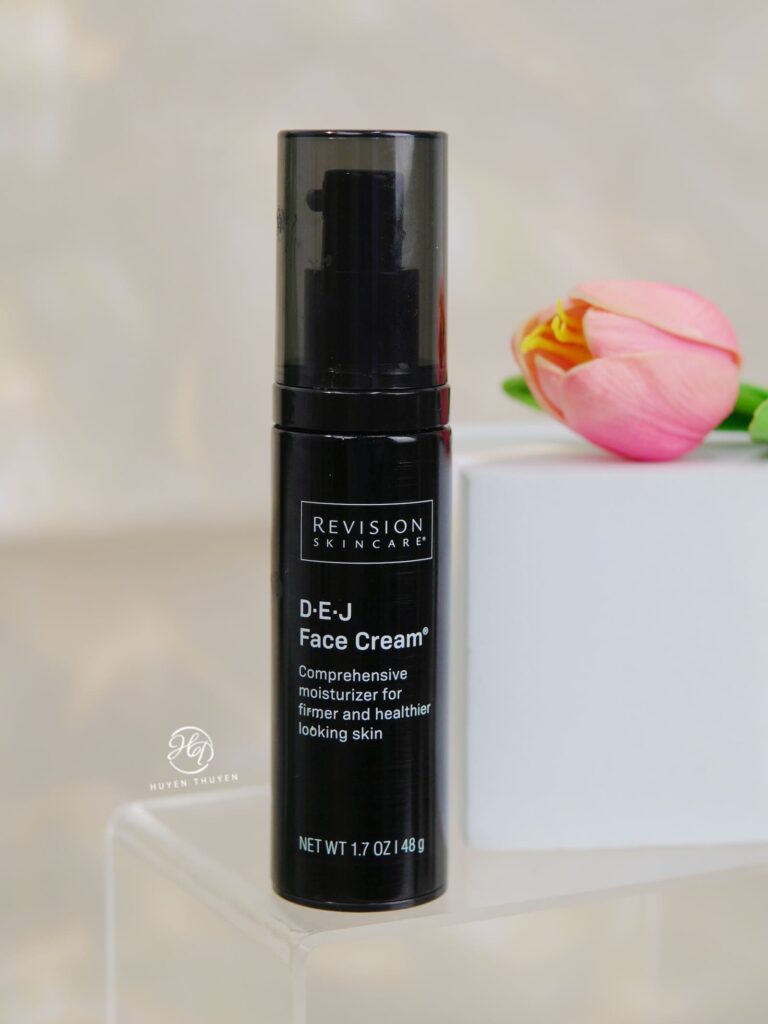 Kem dưỡng Face Cream của Revision khóa ẩm, giúp da giữ lại độ ẩm trong suốt đêm