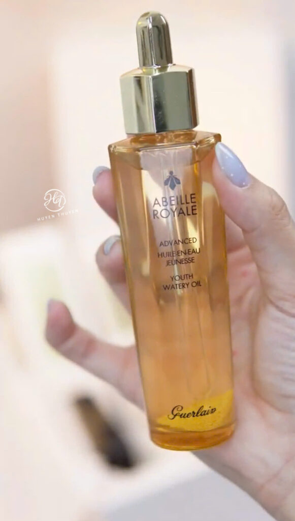 Dầu Dưỡng Da Guerlain Abeille Royale có kết cấu dầu nhẹ, không gây nhờn dính, thấm nhanh vào da, tạo hiệu ứng căng bóng tự nhiên