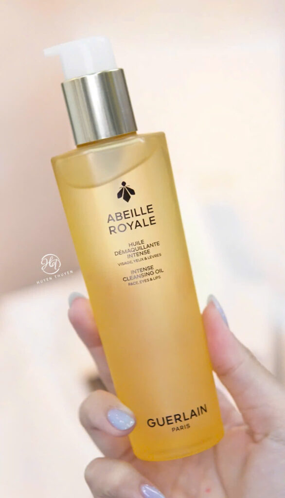 Dầu tẩy trang Abeille Royale Cleansing Oil Anti-Pollution có mùi hương sang trọng đã chinh phục mình ngay lập tức. 