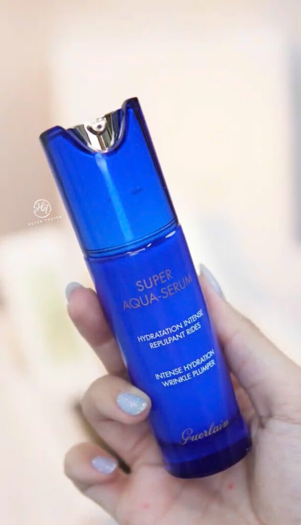 Super Aqua Serum của Guerlain có kết cấu cực kỳ mỏng nhẹ cho cả da dầu lẫn da khô, giúp da ẩm mượt mà không gây bít tắc lỗ chân lông