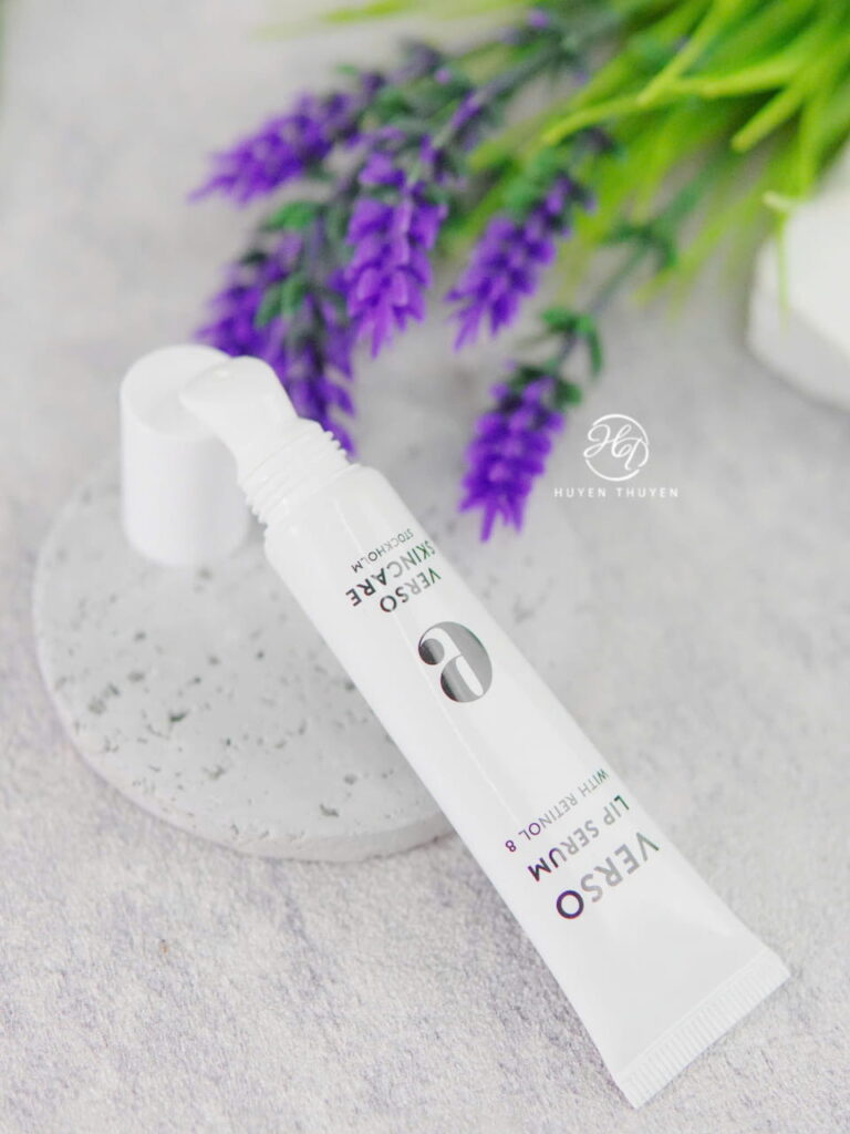 Verso Lip Serum với Retinol 8 – một dạng retinol dịu nhẹ giúp tái tạo tế bào, làm đều màu môi và cải thiện sắc tố.