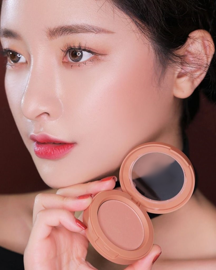 Chọn Highlight và Má Hồng Tự Nhiên Cho Nàng Da Trung Bình Sáng