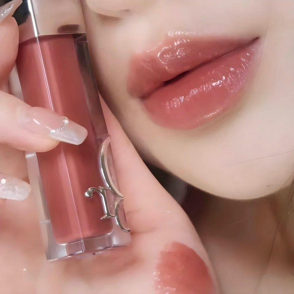 So sánh hai em son dưỡng quốc dân của Dior và SkinClinic