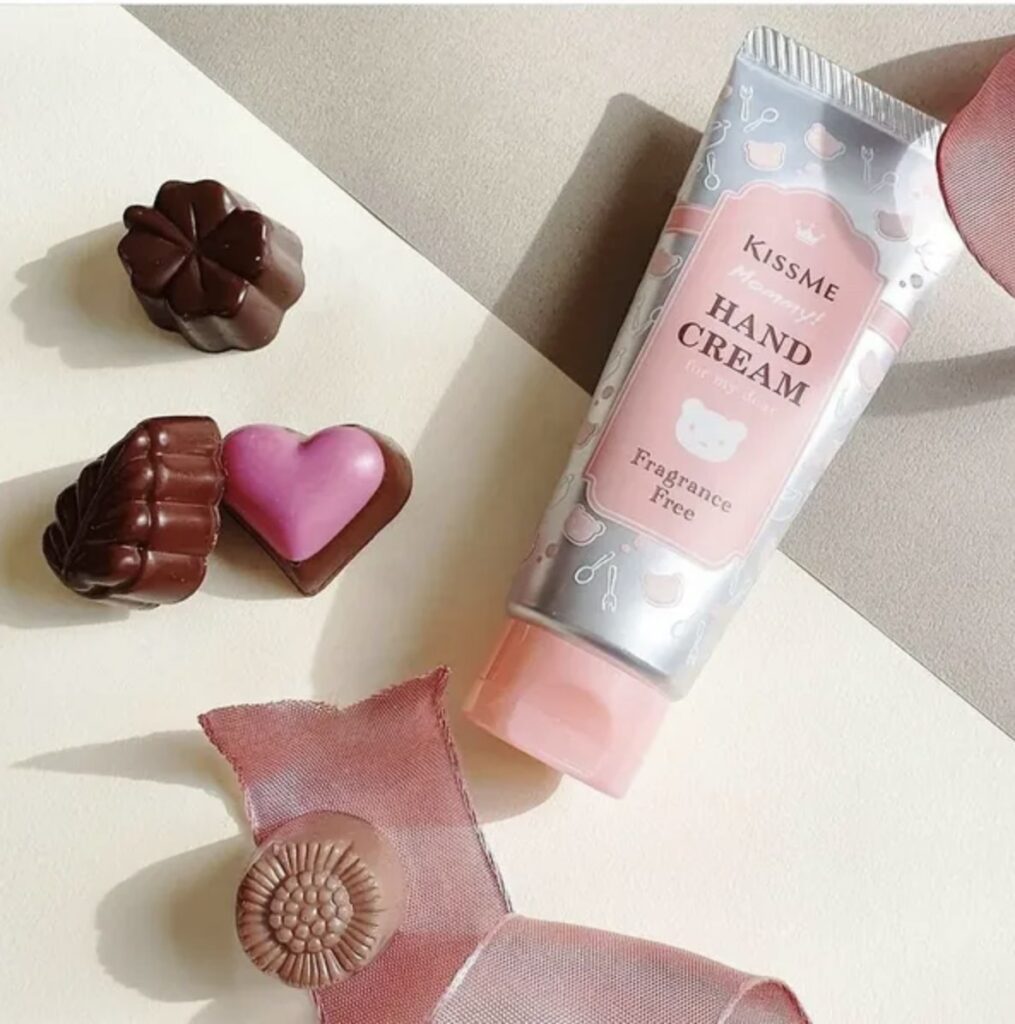 Kiss Me Mommy Hand Cream dịu nhẹ, an toàn cho da nhạy cảm.