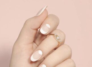 Kiểu nail bán nguyệt và sự trở lại của vẻ đẹp cổ điển Kiểu nail bán nguyệt và sự trở lại của vẻ đẹp cổ điển
