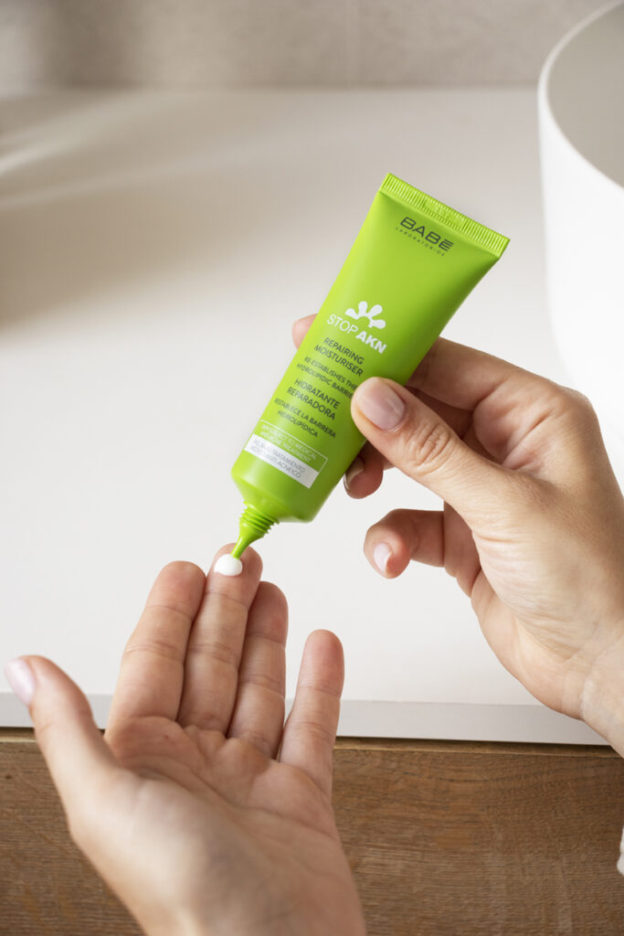 kem dưỡng ẩm Babe Stop AKN Repairing Moisturiser
