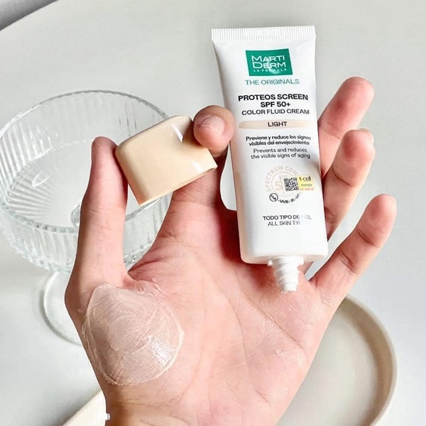 So sánh kem chống nắng Martiderm light và Colorescience Flex, em nào lợi hại hơn?